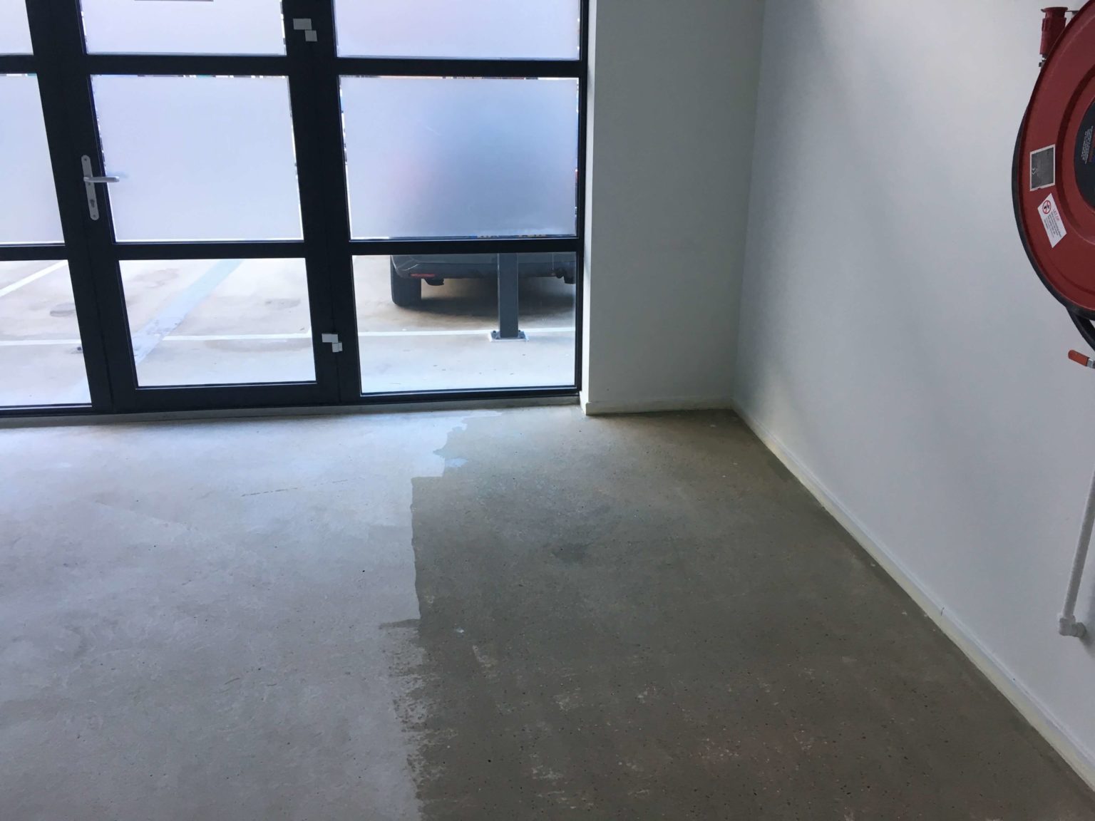 Lijmresten verwijderen van betonvloeren en andere oppervlakken Lijmresten verwijderen van betonvloeren en andere oppervlakken