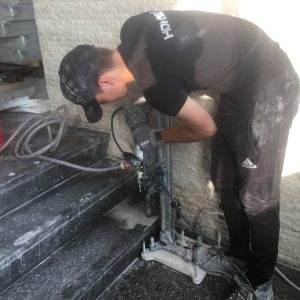 Antislip maken van marmer door valmarkering