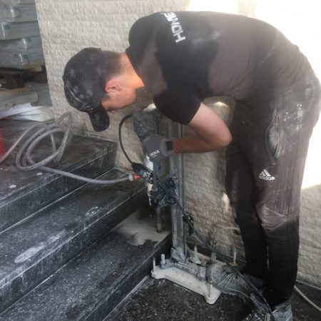 Antislip maken van marmer door valmarkering