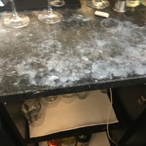 Beschadigd hardsteen door zuur