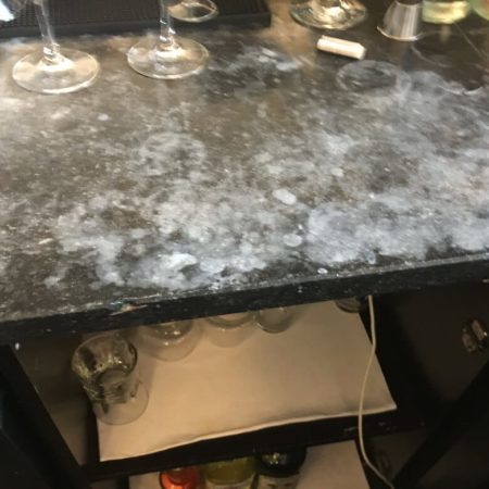 Beschadigd hardsteen door zuur
