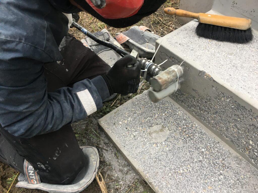 Beton antislip maken Gladde betonvloer stroef maken Beste oplossing